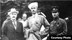 Глава правительства Юга России Александр Кривошеин, главнокомандующий Русской армией генерал Петр Врангель и генерал Владимир Шатилов. Крым, 1920 год