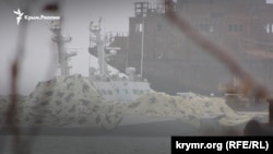 На фото видна часть номера катера «Бердянск» (U175), закрытого маскировочной сетью
