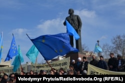 Акция возле памятника Ленину в Симферополе, 23 февраля 2014 года