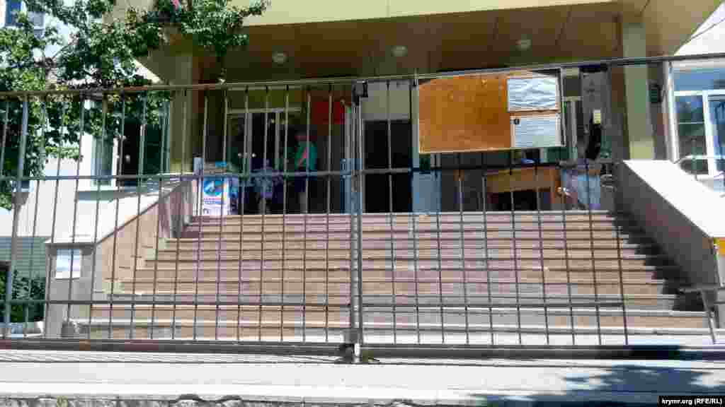 В Севастополе участки на территории школ – за высокими заборами, вход – в узкую калитку, через двойную охрану