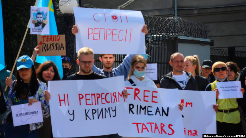 На акції були присутні приблизно 70 осіб. Активісти тримали плакати, зокрема, зі зверненнями до міжнародної спільноти з вимогами реакції на затримання на півострові  