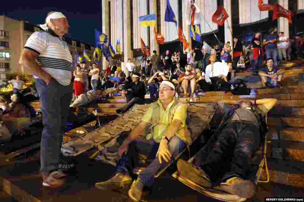 Другий день «Мовного майдану», Київ, 4 липня 2012 року. Ліворуч стоїть народний депутат Ярослав Кендзьор