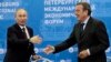 Владимир Путин и Герхард Шрёдер на экономическом форуме в Санкт-Петербурге, 21 июня 2012 года