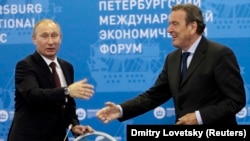 Владимир Путин и Герхард Шрёдер на экономическом форуме в Санкт-Петербурге, 21 июня 2012 года