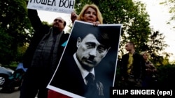 Во время акции против вооруженной агрессии России в отношении Украины у российского посольства в Чехии. Прага, 17 апреля 2014 года