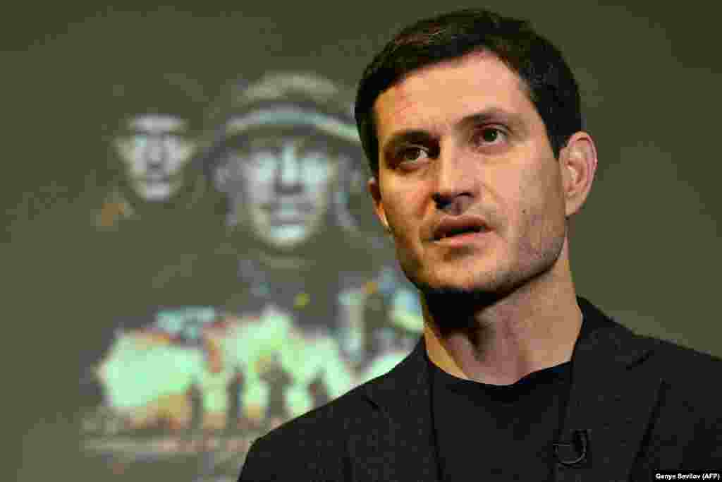 Режисер фільму «Кіборги» Ахтем Сеітаблаєв розмовляє з французьким виданням AFP про свій фільм у Києві. 29 грудня 2017 року