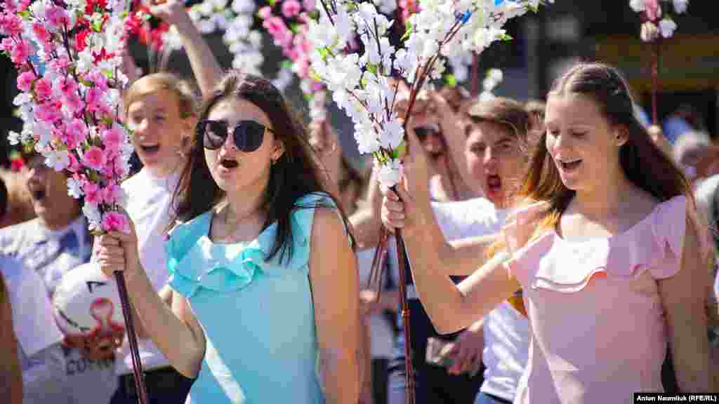 «Аксенову Сергію Валерійовичу ура!» – «Ура! Ура! Ура!»