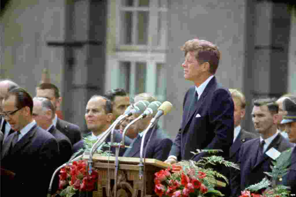 Президент США Джон Кеннеди произносит свою знаменитую речь "Ich bin ein Berliner" ("Я - берлинец") во время визита в Западный Берлин 26 июня 1963 года.  