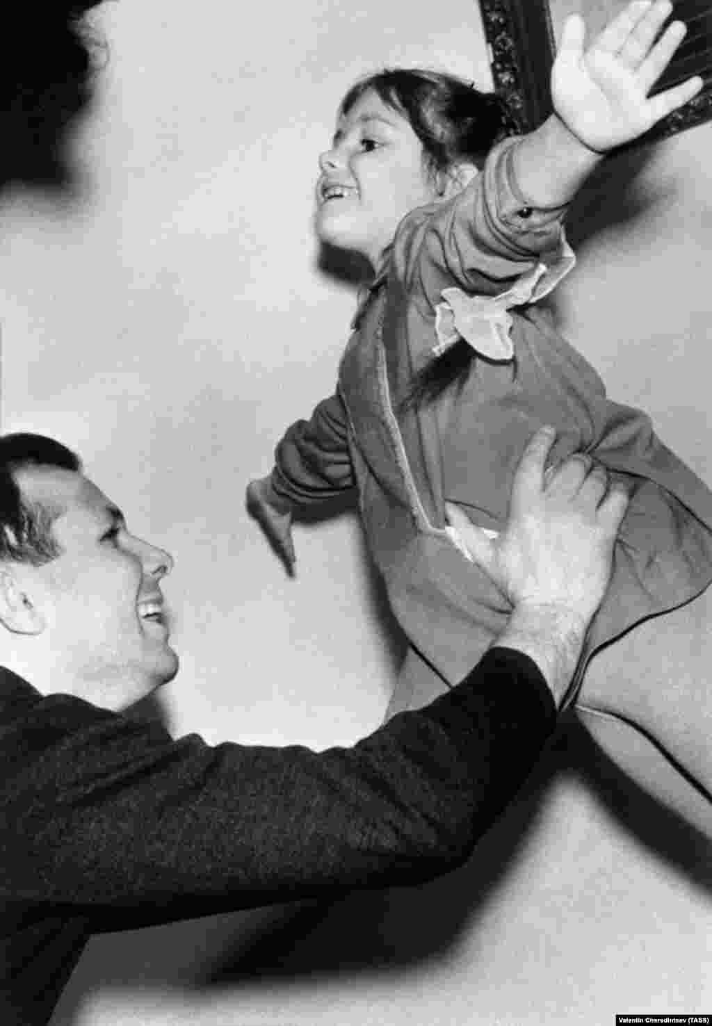 Гагарин играет со своей дочерью Еленой, 10 марта 1964 года 