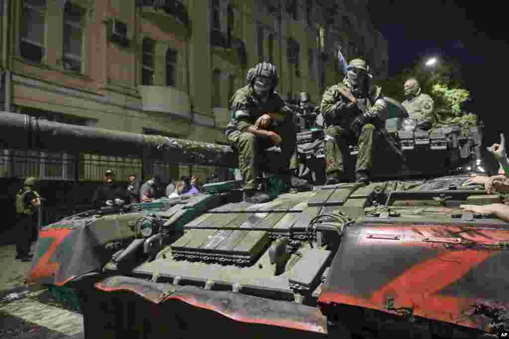"Вагнеровцы" на танке в Ростове  