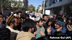 Afghan visa applicants stand outside of the Pakistan Embassy in Kabul. (file photo)