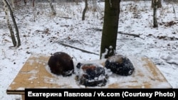Оставленные вещи после удара по зданию профтехучилища в Макеевке 1 января 2023 года.