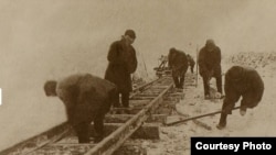 Укладка узкоколейного пути на участке 4-го лагпункта Севжелдорлага в Коми