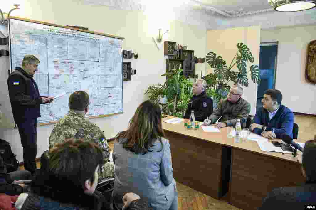 Голова ДСНС України Микола Чечоткін (ліворуч), перший заступник міністра внутрішніх справ України Сергій Яровий, прем'єр-міністр України Володимир Гройсман (праворуч) під час засідання оперативного штабу поблизу Ічні 