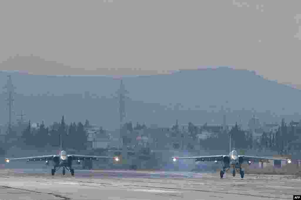 Российские боевые самолеты Су-24 на авиабазе Хмеймим на западе Сирии, декабрь 2015 года  