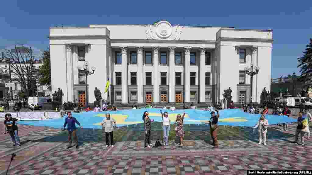 Організатори назвали захід «Прапор Побажань» і закликали тих, хто візьме участь в акції, розміщувати фотографії в соцмережах з хештегом #Стяг_над_Кримом