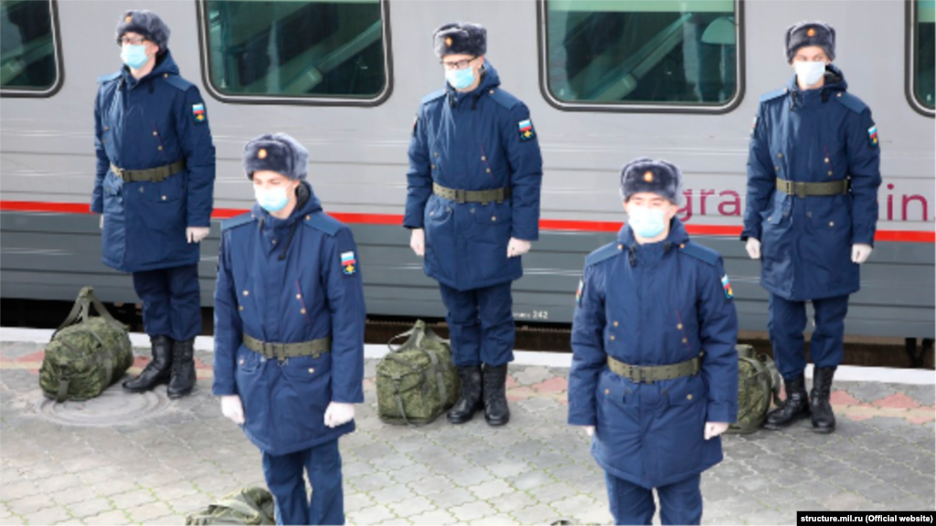 24 ноября. Севастопольцев отправляют в Ростов-на-Дону на службу в российской армии. На этом фото, опубликованном Министерством обороны России, показаны лишь пятеро из них, однако в тот день из Севастополя в Россию отправили порядка тридцати призывников. В ООН неоднократно настаивали на том, чтобы Россия прекратила призыв жителей Крыма в свои вооруженные силы. Как утверждают в «Крымской правозащитной группе», призывая крымчан в свою армию, Россия нарушает Женевскую Конвенцию о защите гражданского населения во время войны. При этом украинские правозащитники еще и регулярно фиксируют уголовные дела, которые подконтрольные Кремлю ведомства на полуострове заводят на крымчан за уклонение от службы в российских вооруженных силах: по их словам, только в ноябре было как минимум три новых уголовных дела и два приговора по таким делам