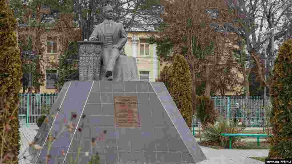 Памятник Бекиру Чобан-Заде (1893-1937) – выдающемуся крымскотатарскому поэту, тюркологу и академику. Ученый был репрессирован и расстрелян советской властью за «буржуазный национализм»
