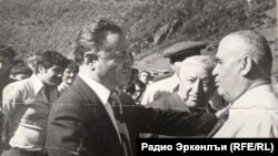 Сурталда квегIиса - Жаватхан ГIалиханов, квараниса - МухIмадсалам ГIумаханов. гьезда бакьулъ Расул ХIамзатов