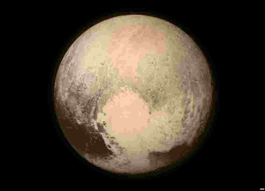 Плутон почти заполнил кадр снимка, сделанного космическим аппаратом New Horizons, 13 июля 2015 года.