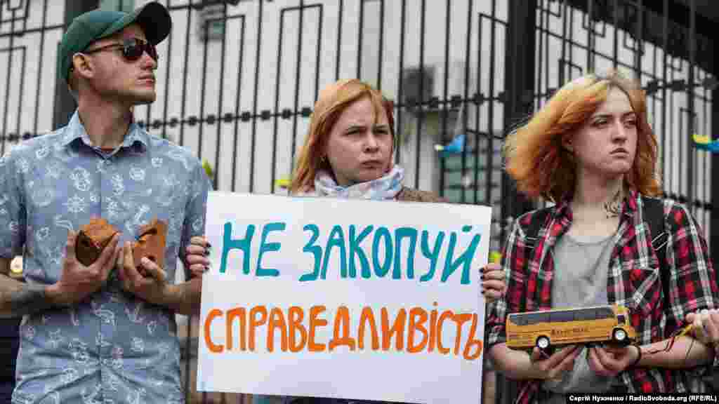 ... например, игрушечный автобус с надписью «Волноваха»