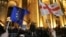 Протестующие у здания парламента Грузии после спорных выборов. Тбилиси, Грузия, 28 октября 2024 года