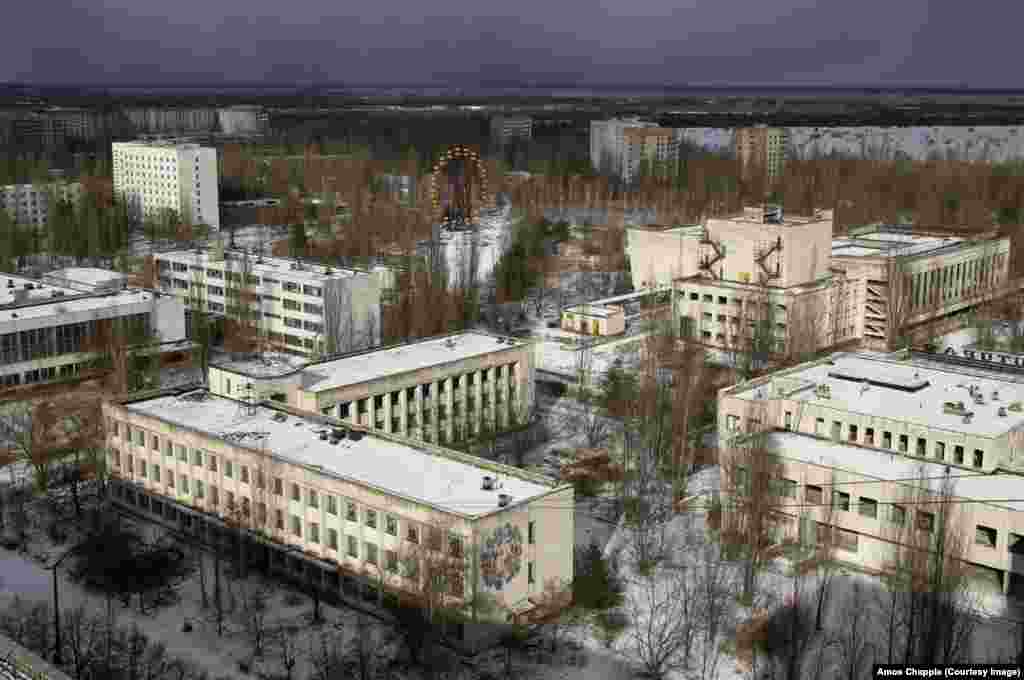 Закинуте місто Прип'ять, розташоване за три кілометри від Чорнобильської АЕС. Після ядерної катастрофи 1986 року територію, розміри якої можна порівняти з площею Люксембургу, оголосили небезпечною для проживання й непридатною для сільського господарства