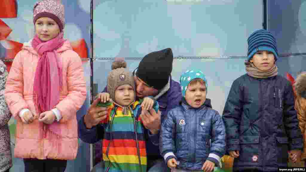 Для детей День святого Николая – особый праздник. Во многих европейских странах утром 19 декабря дети находят под подушкой подарки