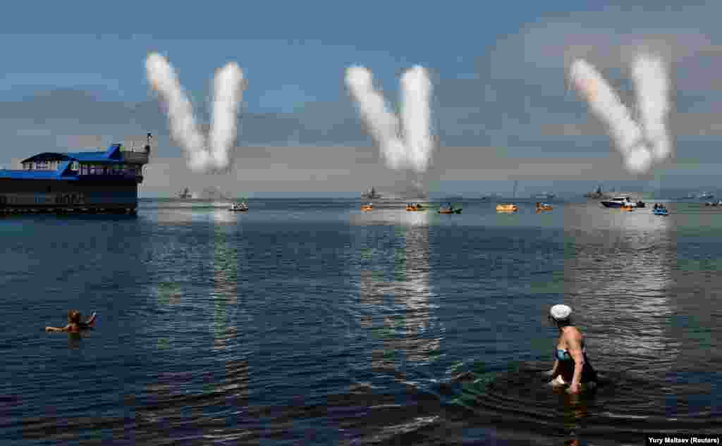 Россия. Люди наблюдают за празднованием российского Дня Военно-морского флота во Владивостоке 29 июля. (Reuters/Yuti Maltsev)