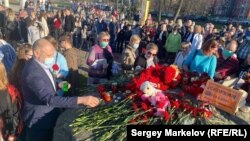 Петрозаводск - возложение цветов в память о погибших в Казани