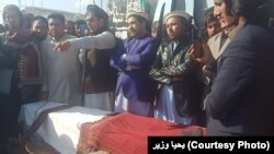 شمالي وزیرستان: د میرلي په چوک کې د پښتون ژغورنې غورځنګ مخکښان محسن داوړ، میر کلام وزیر او نور د امنیتي ځواکونو په ډزو د وژل شوي ځوان امین الله له مړي سره ولاړ دي.