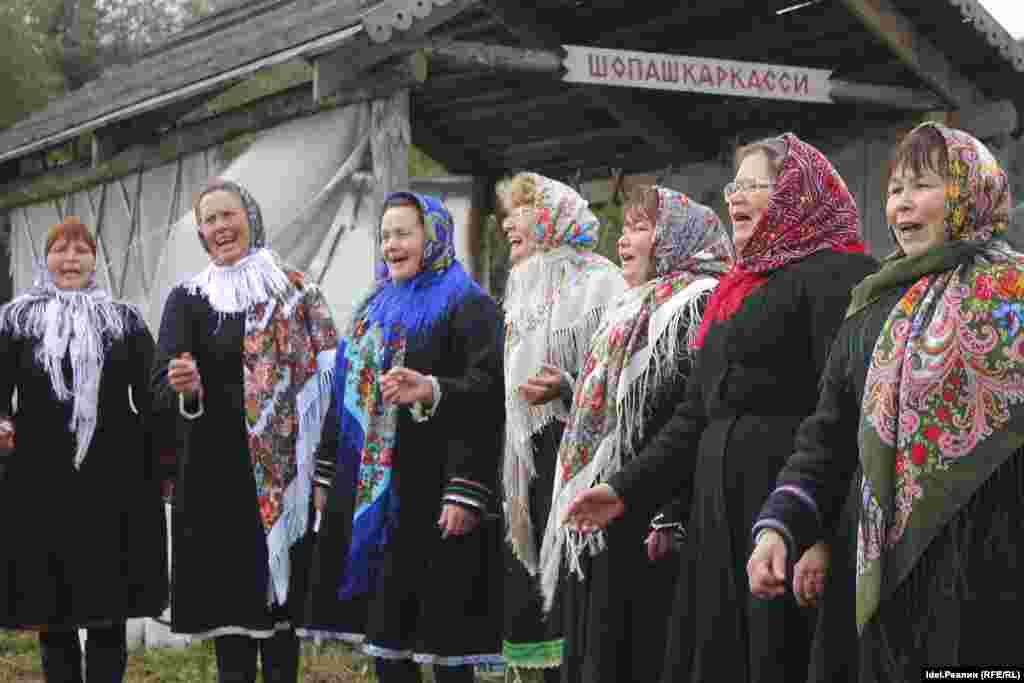 Звучит старинный гимн праздника Кĕрсăри: "Ăмăрткайăк вĕçет пĕлĕт тÿпинче" ("Орел летит в синем поднебесье, Ой в поднебесье, Хотя гнезда свивает на вершине дуба. Хотя думы наши витают в земных заботах, Мечту подняться ввысь мы не теряем").  