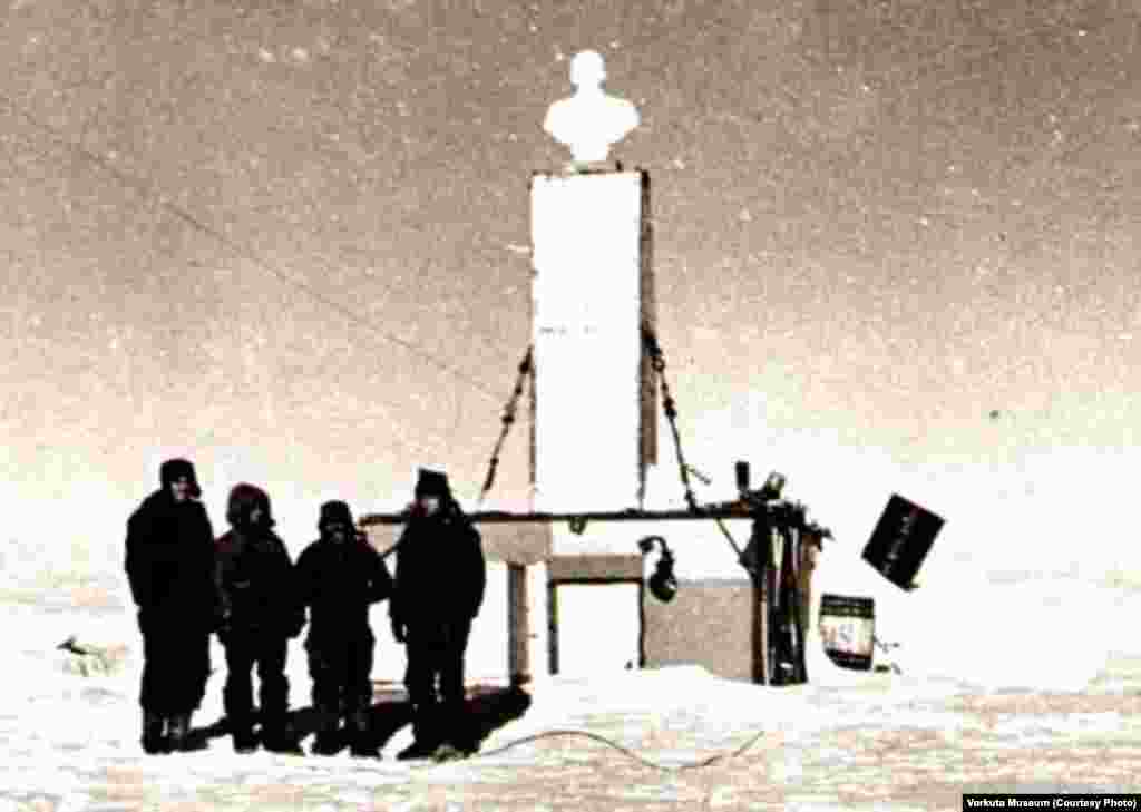 Исследователи, прибывшие 14 декабря 1959 года на «Полюс недоступности», создали здесь временную станцию. Во время торжественной церемонии открытия станции, на ее крыше полярники установили бюст Ленина. Он обращен лицом в сторону Москвы