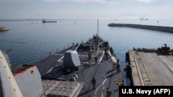 Эсминец военно-морского флота США "Дональд Кук" направляется в Сирию из порта Ларнаки, 11 апреля 2018 года