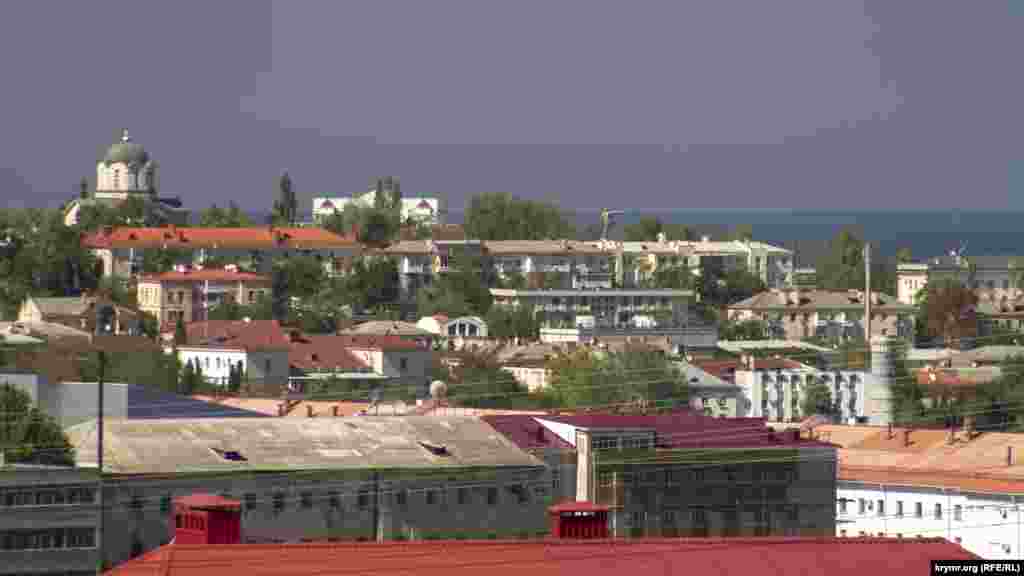 Если всмотреться в дальний план, слева видим купол Владимирского собора, а справа можно заметить «идущего по крышам» Ленина, который будто придерживает линию горизонта