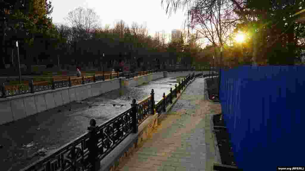 В Симферополе в лучах заходящего солнца завершают реконструкцию набережной Салгира.  Перед началом реконструкции генподрядчик, фирма «Агард», обещал завершить все работы к началу осени. Реконструкция началась в конце мая и ее сроки сдвигались дважды