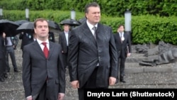 Виктор Янукович (справа) и Дмитрий Медведев, во время возложения венков к памятнику неизвестному солдату Второй мировой войны. Киев, 17 мая 2010