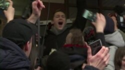 Поддерживающие Жукова люди приветствуют его выход из суда  Поддерживающие Жукова люди приветствуют его выход из суда