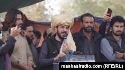پښتین وايي، یو شمېر کسانو یې پر ګاډي کاڼي وورول - د ارشیف انځور.
