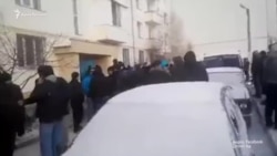 В доме крымского татарина из Бахчисарая провели обыск, его увезли в РОВД (видео) В доме крымского татарина из Бахчисарая провели обыск, его увезли в РОВД (видео)