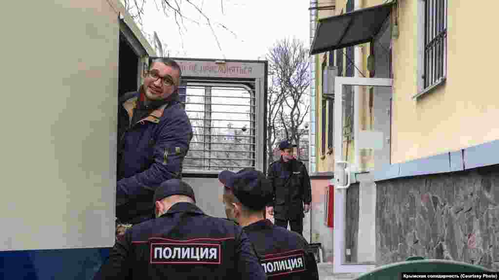 Звинувачення йому висунули за блог у YouTube. Там Мемедемінов, зокрема, коментував політичні події та висловлював свою думку про російські державні свята – чи то День захисника вітчизни або День захисту дітей. Російські силовики угледіли в цьому публічні заклики до тероризму