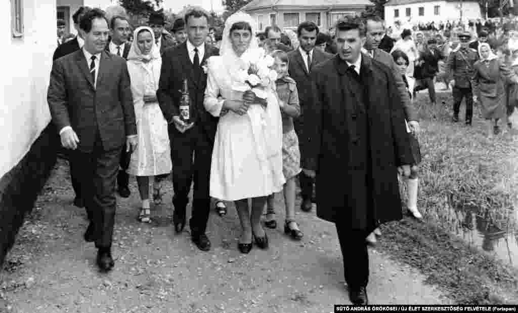 Николае Чаушеску (на переднем плане справа) приветствует молодоженов. Брашов, 1967 год. Поначалу Чаушеску был популярен в народе, несмотря на репрессии против политических оппонентов. Благодаря иностранным кредитам в румынских магазинах было относительное изобилие.   