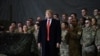 Доналд Трамп бо сарбозони амрикоӣ дар Багром. Акс аз бойгонӣ.
