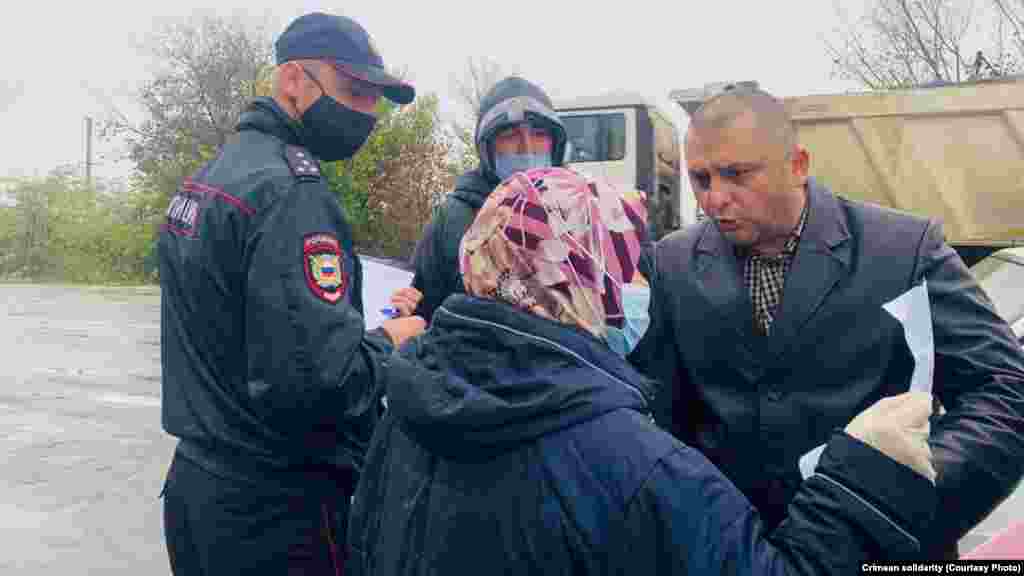31 октября. Российский полицейский останавливает одиночный пикет Зуре Эмирусеиновой – матери фигуранта красногвардейского «дела Хизб ут-Тахрир». Всеобщая декларация прав человека и ряд других международных документов гарантируют каждому право на свободу собраний, в том числе с целью мирного протеста. Тогда женщина вышла на одиночный пикет с плакатом «Мой сын – не террорист». У Зуре изъяли плакат и составили на нее протокол, сочтя ее пикет «митингом». Представители международной исламской политической организации «Хизб ут-Тахрир» называют своей миссией объединение всех мусульманских стран в исламском халифате, но отвергают террористические методы достижения этого. Защитники арестованных и осужденных по «делу Хизб ут-Тахрир» крымчан считают их преследование мотивированным по религиозному признаку. Эта организация запрещена и признана террористической в России, но не в Украине
