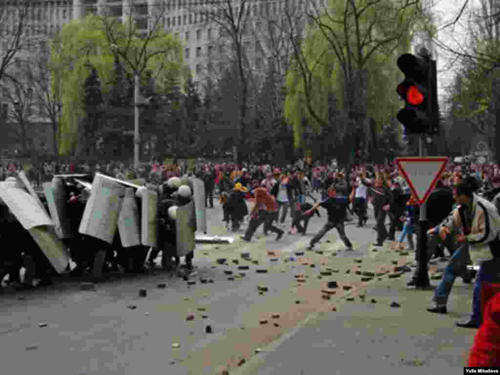 В Кишиневе 7 апреля 2009 года произошли столкновения демонстрантов с полицией. Оппозиция требует отменить итоги парламентских выборов 5 апреля, на которых победили коммунисты.