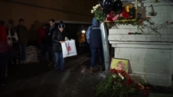 Москвичи несут цветы в память о погибших в авиакатастрофе Ту-154 (видео) Москвичи несут цветы в память о погибших в авиакатастрофе Ту-154 (видео)