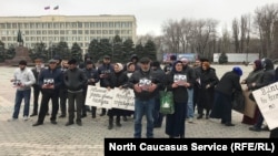 Родители убитых силовиками подростков и их родственники требуют наказания виновных