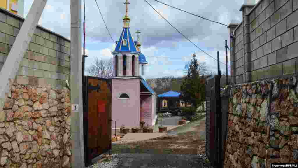 В начале 2000-х в Морозовке начали строить Ставропигиальный мужской монастырь во имя преподобного Паисия Величковского. СМИ сообщали, что одним из спонсоров был тогдашний генеральный директор «Укртехгаза» Сергей Гиренко, а на купола на колокольне и храме средства пожертвовала певица Лариса Долина. Сейчас на воротах монастыря красуется табличка «Московский патриархат. Украинская православная церковь. Киевская митрополия»