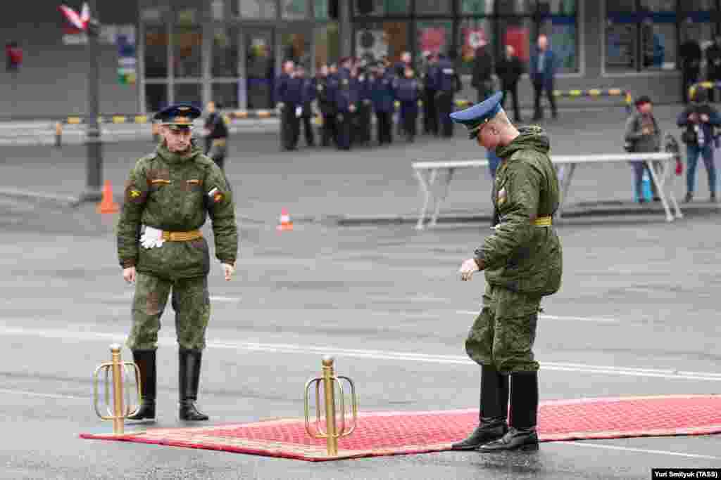 Во Владивостоке тем временем военнослужащие раскатывали красный ковер 