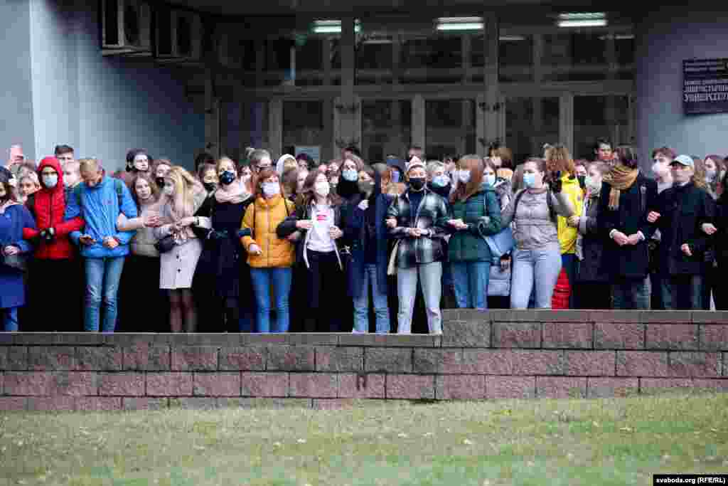 Минский государственный лингвистический университет. Студенты держатся за руки, поют «Воины света»